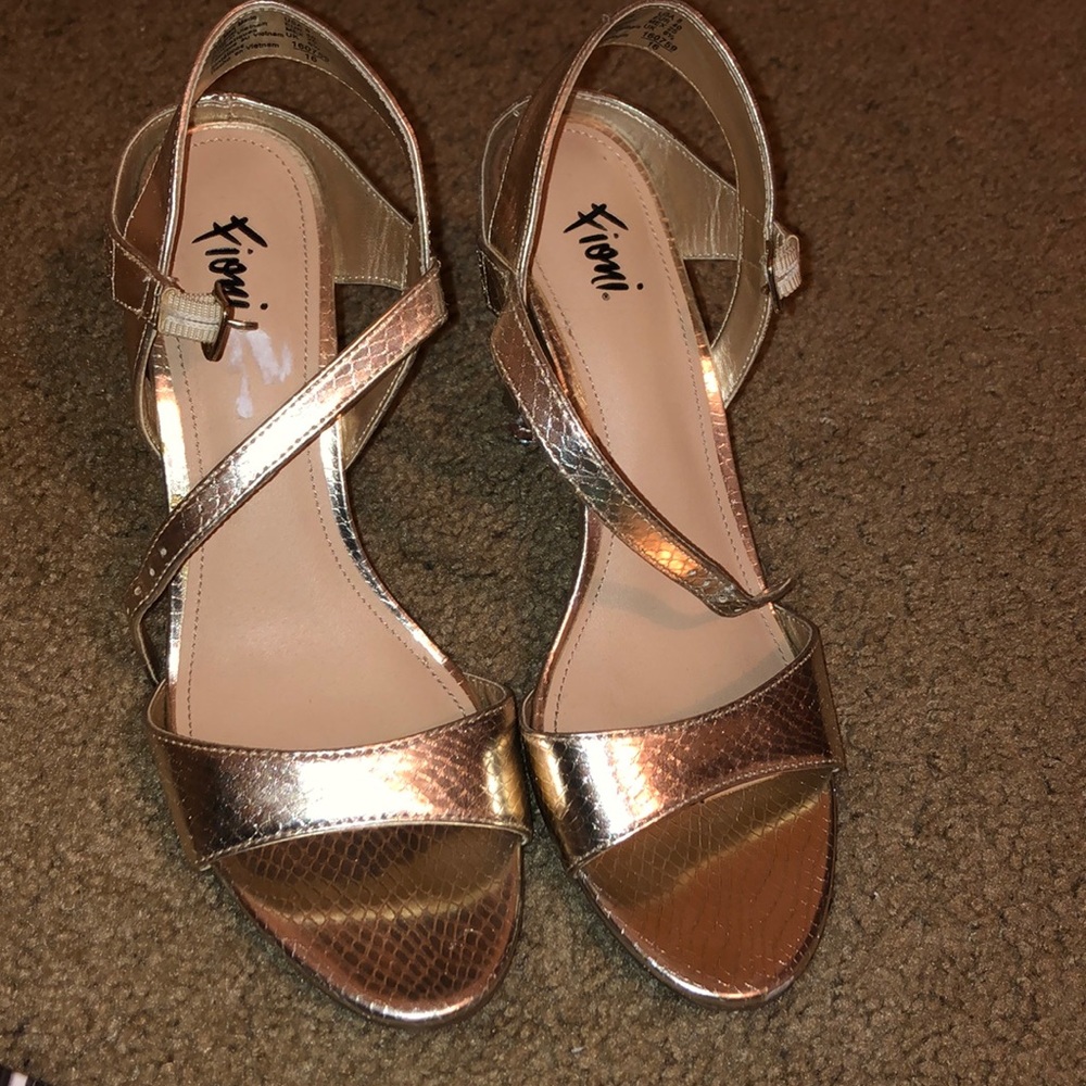 Metallic gold Heels - Picture 2 of 3